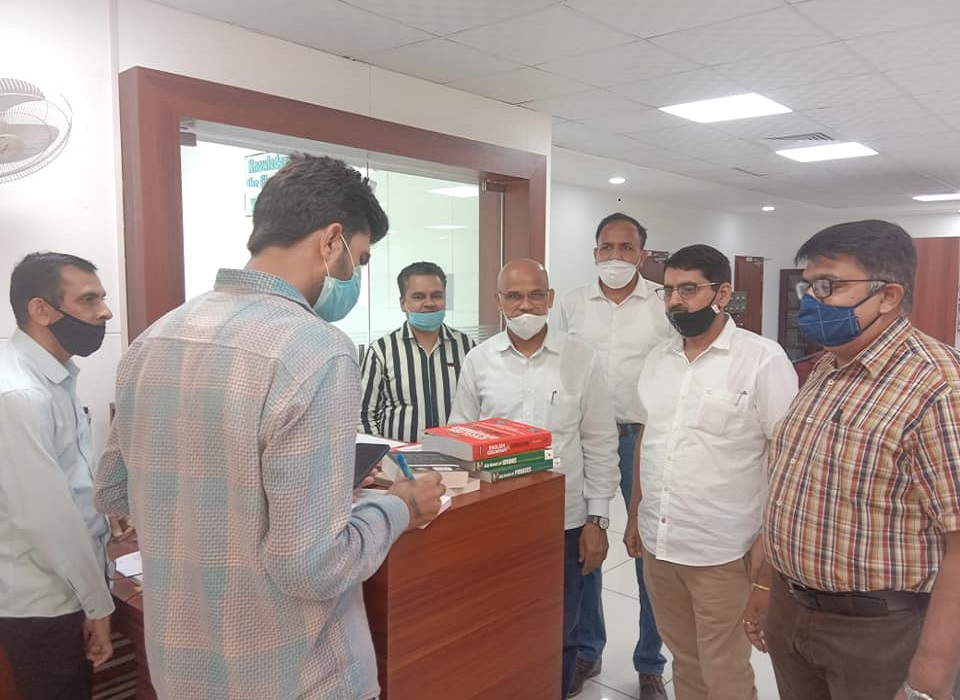 पुस्तकालय समिति के द्वारा आयोजित पुस्तक-प्रदर्शनी का अंतिम दिन