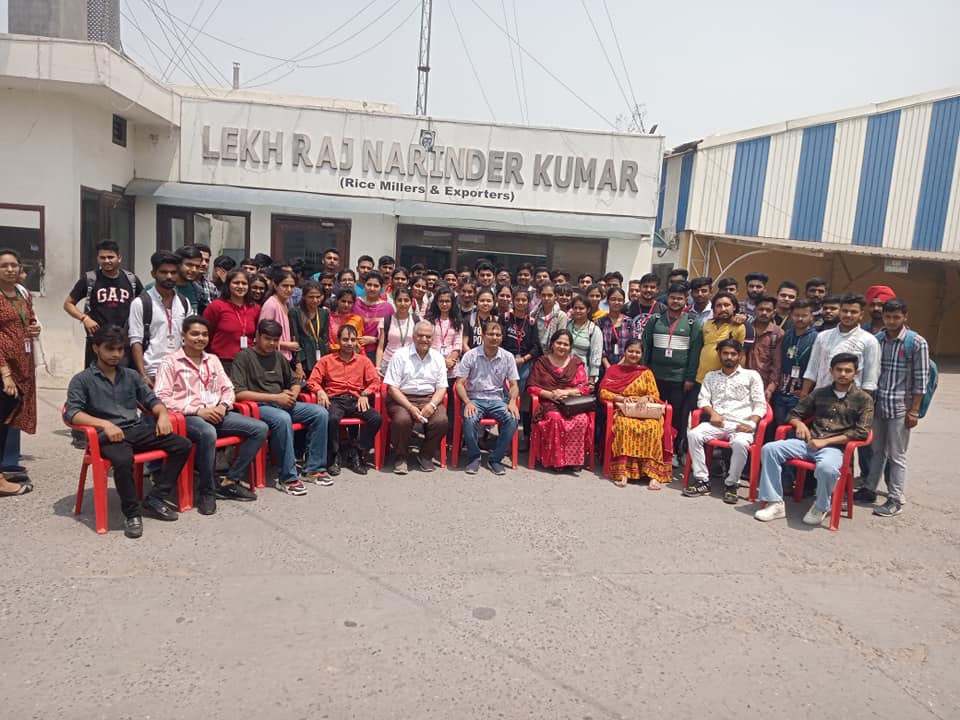 कॉमर्स  विभाग द्वारा रोजगारपरक प्रोफेशनल डिग्री बी. वॉक. और बी.बी.ए. के विद्यार्थीयों के लिए औद्योगिक भ्रमण का आयोजन