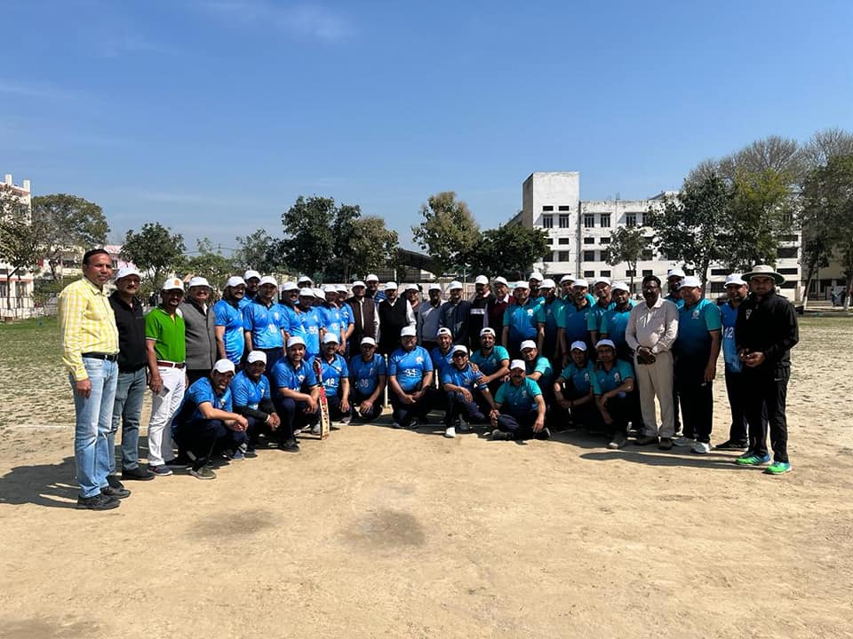 कॉलेज के शिक्षक वर्ग एवं गैर शिक्षक वर्ग के मध्य एक दोस्ताना क्रिकेट मैच का आयोजन