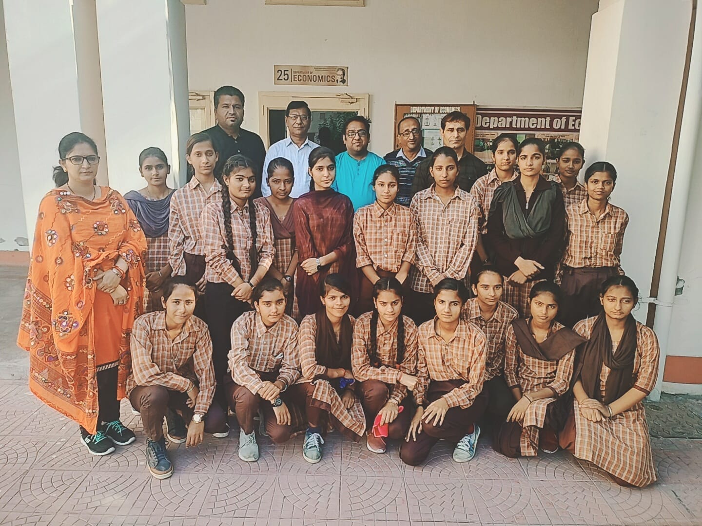 19 छात्राओं का महाविद्यालय में दौरा